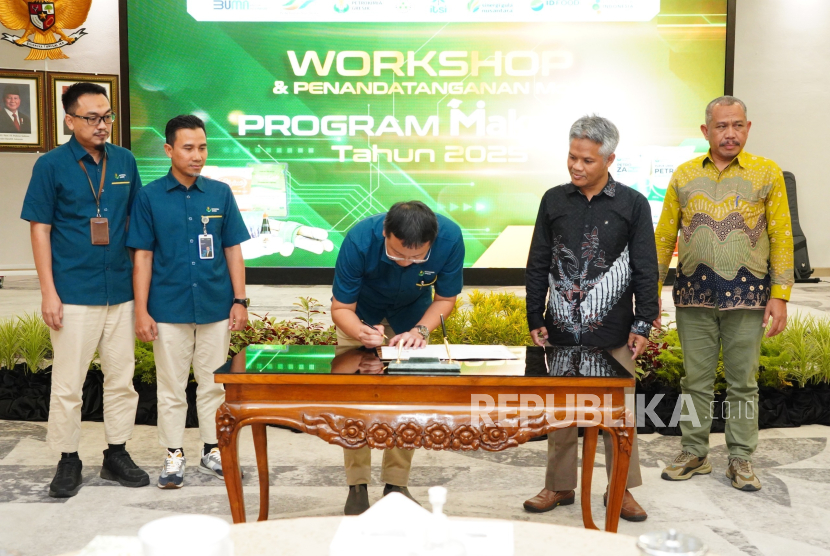 Anggota holding Pupuk Indonesia Petrokimia Gresik menandatangani Memorandum of Understanding (MoU) dengan perusahaan gula nasional sebagai komitmen untuk mendukung swasembada pangan nasional khususnya produksi gula.