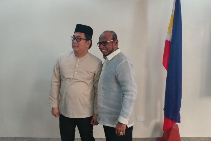  Anggota House of the Representatives Filipina, Aniceto 'John' Bertiz III (kiri) berfoto bersama anggota DPD RI dari Jambi, Abu Bakar Jamalia (kanan).