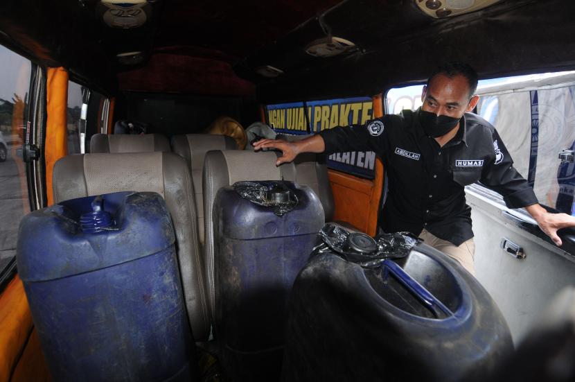 Anggota polisi menunjukan barang bukti jeriken kasus penimbunan bahan bakar minyak (BBM) solar bersubsidi (ilustrasi) 