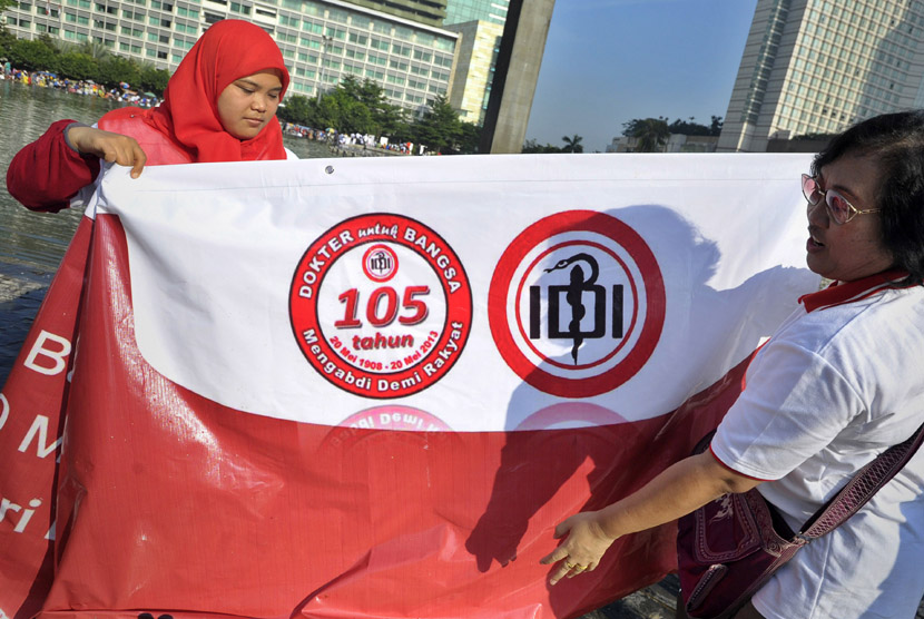 Anggota Ikatan Dokter Indonesia (IDI) melakukan kampanye kesehatan dalam rangka Hari Bakti Dokter Indonesia ke-105, di Jakarta, Minggu (19/5).