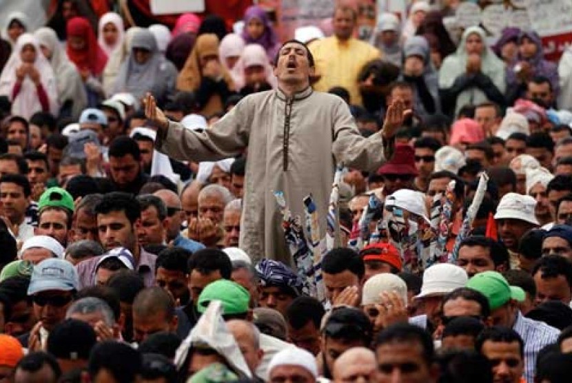 Anggota Ikhwanul Muslimin saat menggelar demonstrasi di Tahri Square, Kairo, Mesir, (20/4).