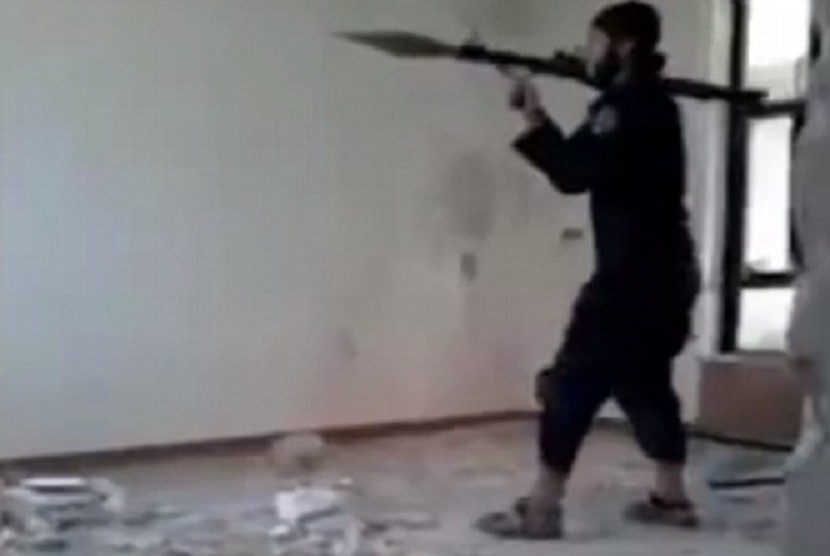 Anggota ISIS Siap Menembak menggunakan RPG (2)