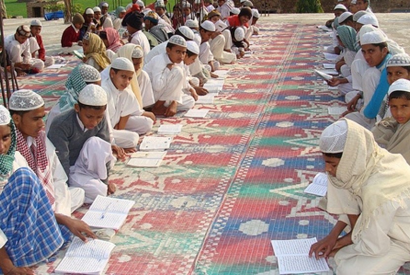 Anggota Jamaah Tabligh saat belajar bersama di sebuah madrasah di Ferozepur Jhirka, India.