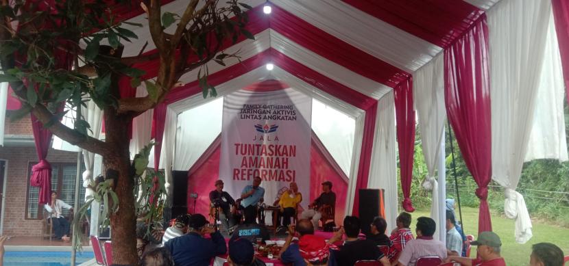 Anggota Jaringan Aktivis menggelar acara refleksi akhir tahun di Bekasi (30/1/2022).