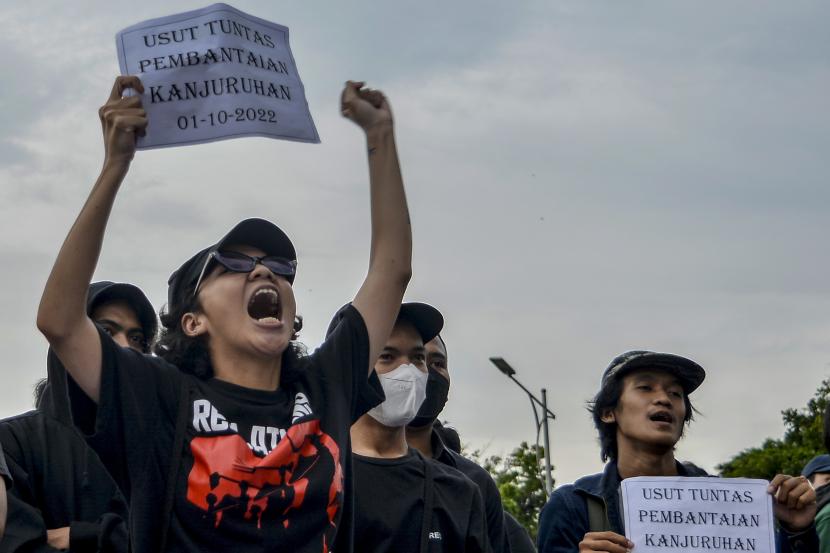 Anggota Jaringan Solidaritas Korban untuk Keadilan (JSKK) bersama sejumlah elemen masyarakat melakukan aksi Kamisan ke-750 di depan Istana Merdeka, Jakarta, Kamis (27/10/2022). Dalam aksinya mereka menuntut pemerintah berkomitmen menyelesaikan berbagai pelanggaran HAM berat masa lalu serta tragedi Kanjuruhan. 