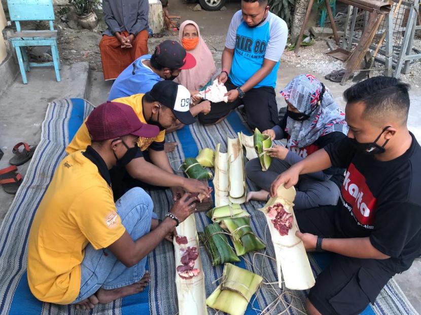 Anggota Karang Taruna yang tergabung dalam Heppiii Community Lumajang sedang membuat wadah daging kurban dari bahan ramah lingkungan.