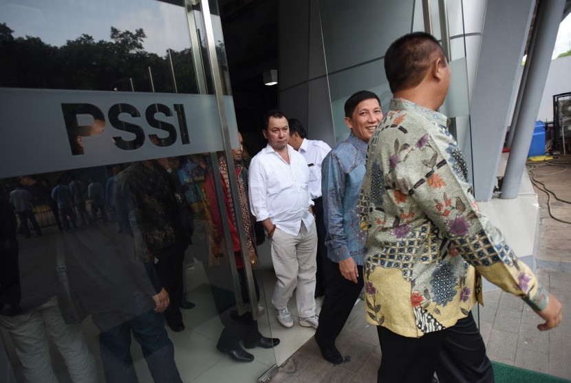 Anggota kelompok 85 meninggalkan Kantor PSSI usai melakukan pertemuan tertutup dengan perwakilan PSSI, FIFA dan AFC di Jakarta, Selasa (21/6). 
