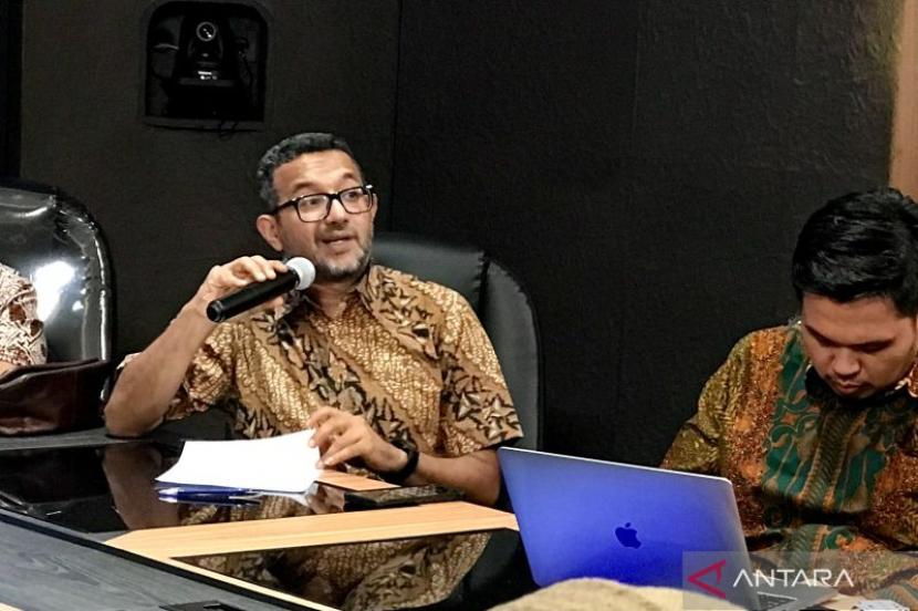 Anggota Kelompok Kerja 1 Tim Percepatan Reformasi Hukum Rifqi Sjarief Assegaf (kiri) menjawab pertanyaan wartawan terkait rekomendasi hukum yang diberikan kepada Presiden RI Joko Widodo saat jumpa pers di Jakarta, Jumat (15/9/2023).