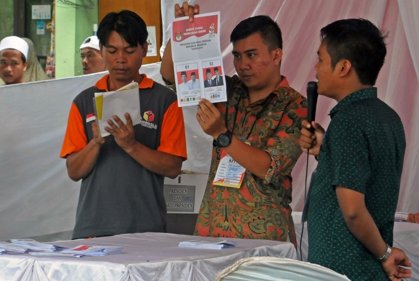 Anggota Kelompok Penyelenggara Pemungutan Suara (KPPS) melakukan penghitungan surat suara saat pemungutan suara 