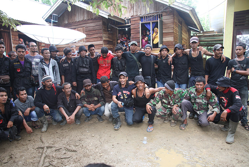 Anggota kelompok sipil bersenjata dibawah pimpinan Nurdin alias Din Minimi berfoto bersama setelah menyerahkan senjata di Desa Ladang Baro, Kecamatan Julok, Aceh Timur, Aceh, Selasa (29/12). (Antara/Syifa Yulinnas)