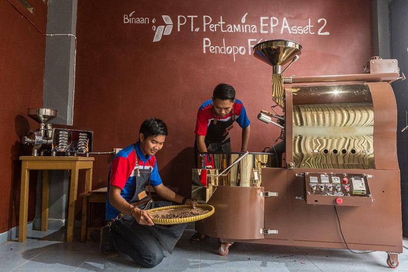 Anggota kelompok tani Uma Inovasi Selangit sedang mengolah biji kopi. Kelompok tani ini merupakan binaan Pertamina EP Pendopo Field, bagian dari  Zona 4 Regional 1 Sumatera PT Pertamina Hulu Rokan (PHR).