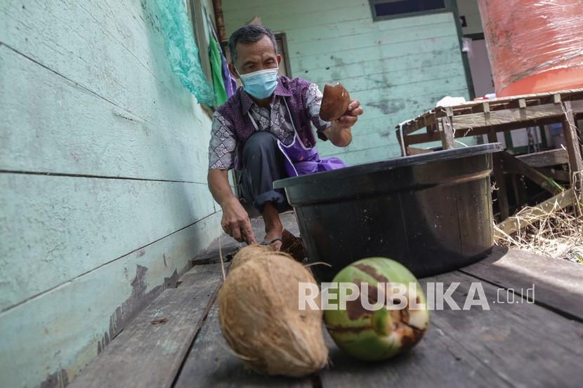 Pelaku UMKM membuat minyak kelapa (ilustrasi). Pemerintah pertimbangkan bea ekspor kelapa bulat.