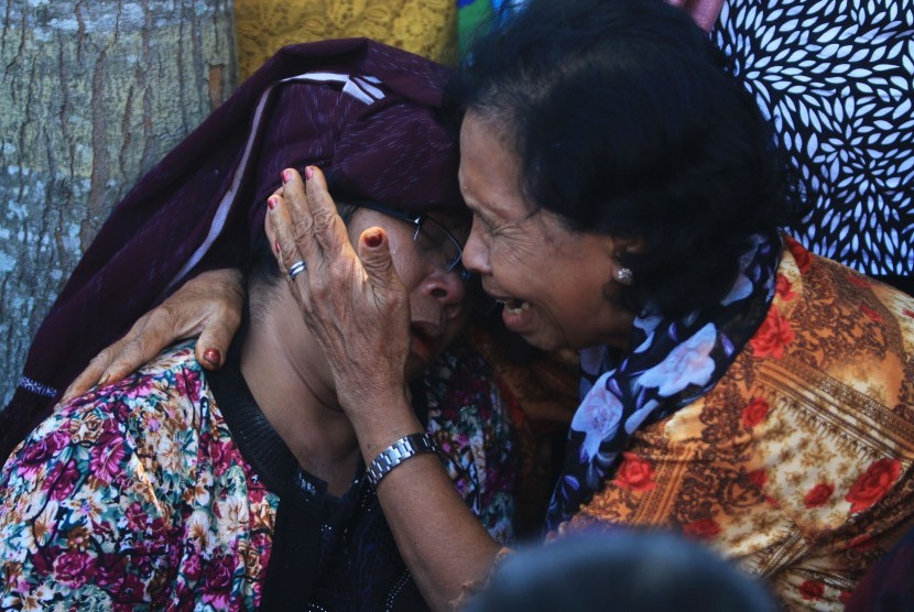 Anggota keluarga almarhumah Nanin br Sitepu korban terjangan awan panas Gunung Sinabung, menangis pada prosesi penyerahan jenazah di RSU Kabanjahe, Karo, Sumatera Utara, Minggu (22/5). 