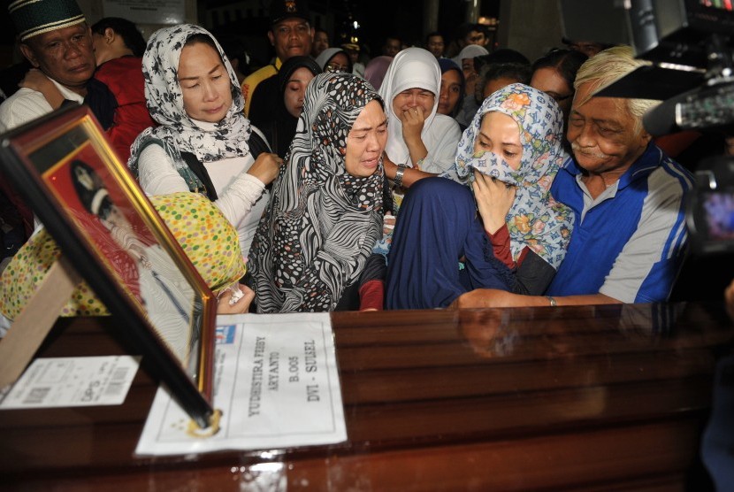 Anggota keluarga Copilot Aviastar almarhum Yudhistira Febby Aryanto menangis di samping peti jenazah setibanya di Masjid Nurul Huda, Kawasan Bandara Ngurah Rai, Denpasar, Kamis (8/10).