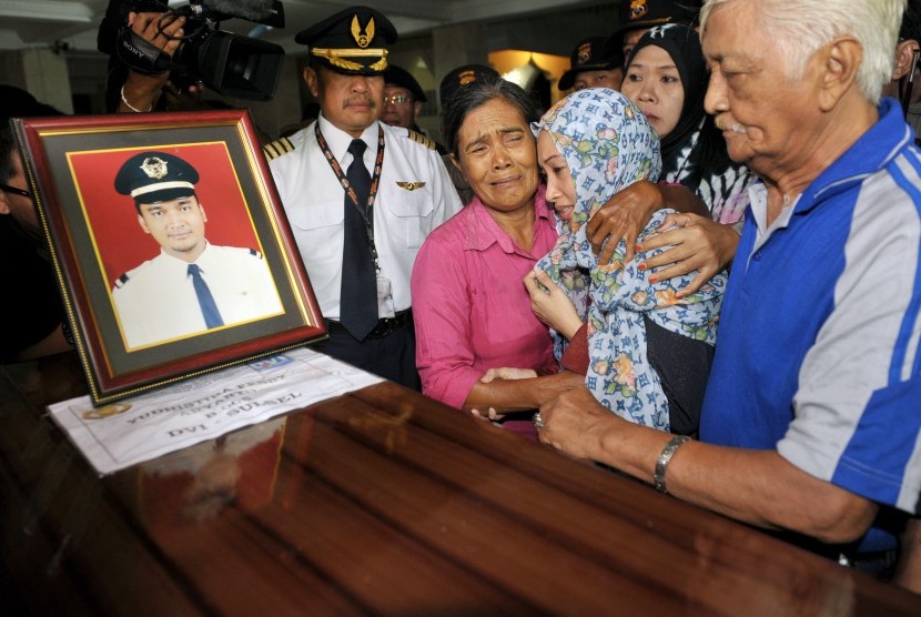 Anggota keluarga Copilot Aviastar almarhum Yudhistira Febby Aryanto menangis di samping peti jenazah setibanya di Masjid Nurul Huda, Kawasan Bandara Ngurah Rai, Denpasar, Kamis (8/10). 