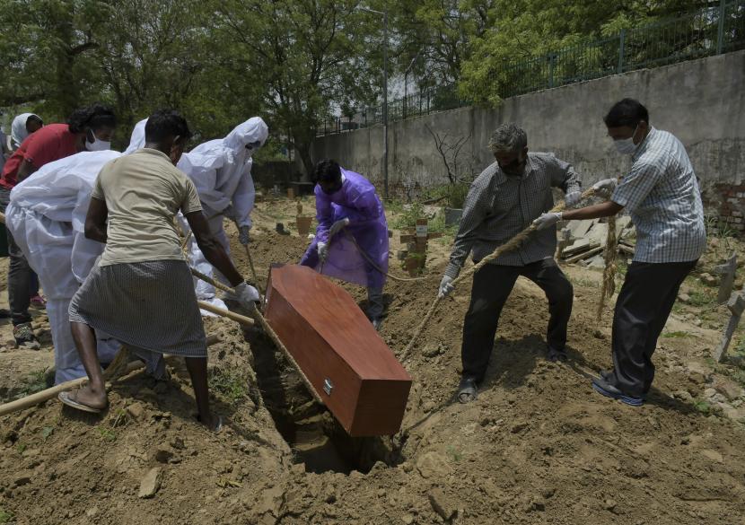  Pemakaman jenazah warga India yang meninggal karena Covid-19, di New Delhi, India, Sabtu, 29 Mei 2021. Kasus mukormikosis akibat jamur juga menjadi ancaman bagi pasien Covid-19. 