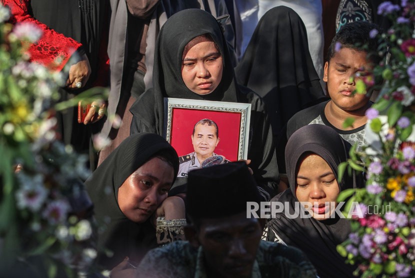 Anggota keluarga Ipda Auzar yang menjadi korban penyerangan Mapolda Riau menangis ketika acara pemakaman di Pekanbaru, Riau, Rabu (16/5). 