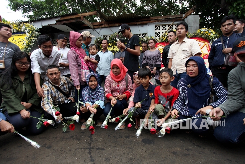 Anggota keluarga korban bom Kampung Melayu bersama Simpatisan menyelenggarakan aksi simpatik di lokasi kejadian bom, Terminal Kampung Melayu, Jakarta, Ahad (28/5). 