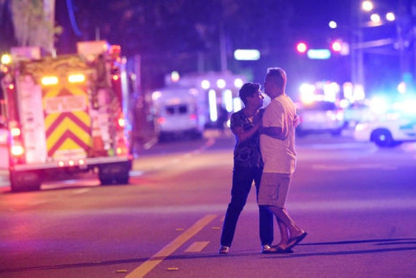 Anggota keluarga menunggu informasi dari polisi setelah tiba di dekat lokasi penembakan kelab gay di Orlando, Florida, Ahad, 12 Juni 2016.