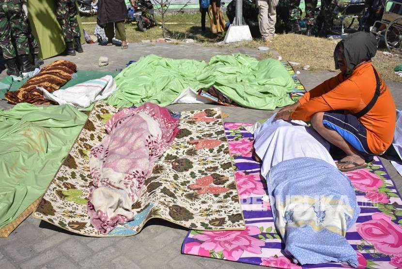 Bodies of earthquake victims were laid in the yard of North Lombok District General Hospital in Tanjung, North Lombok, West Nusa Tenggara (NTB) province, Monday (Aug 6).