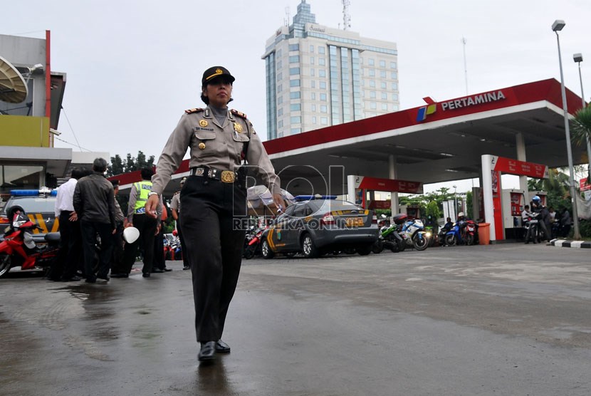   Anggota kepolisan melakukan pengamanan SPBU di kawasan Pramuka, Jakarta Pusat, Senin (17/6).    (Republika/Prayogi)