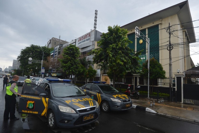Anggota kepolisian berjaga di depan PN Utara, yang akan digunakan untuk tempat sidang perdana kasus dugaan penistaan agama yang melibatkan Gubernur DKI Jakarta nonaktif Basuki Tjahaja Purnama, di Jakarta, Senin (12/12). 
