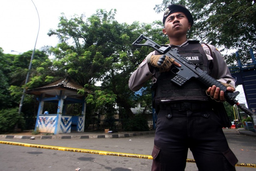 Anggota kepolisian berjaga di lokasi penyerangan brutal dengan senjata tajam terhadap anggota kepolisian di Cikokol, Tangerang, Banten, Kamis (20/10). 