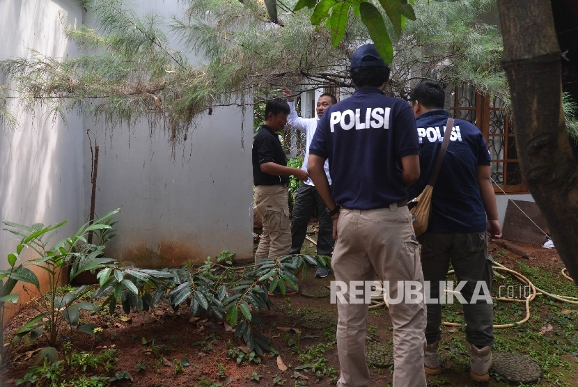 Anggota kepolisian dari Polda Metro Jaya mencari proyektil peluru saat melakukan olah Tempat Kejadian Perkara (TKP) di kediaman Ketua Fraksi Partai Keadilan Sejahtera (PKS) DPR RI Jazuli Juwaini, Ciputat, Tangerang Selatan, Banten, Kamis (4/5). 