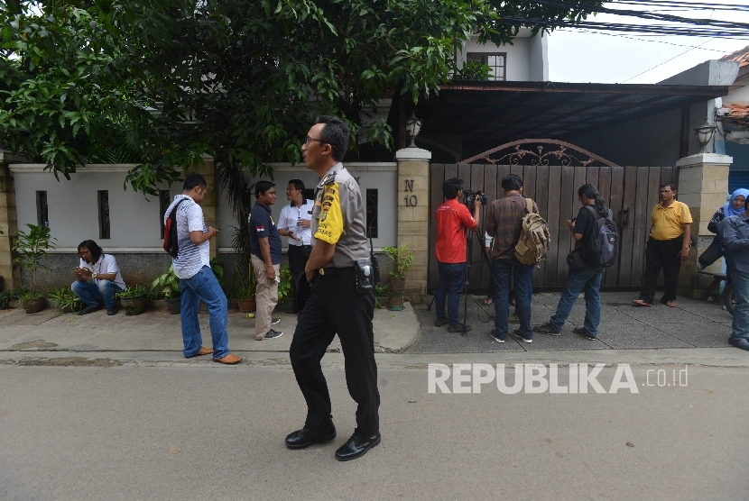 Anggota kepolisian dari Polda Metro Jaya mencari proyektil peluru saat melakukan olah Tempat Kejadian Perkara (TKP) di kediaman Ketua Fraksi Partai Keadilan Sejahtera (PKS) DPR RI Jazuli Juwaini, Ciputat, Tangerang Selatan, Banten, Kamis (4/5). 