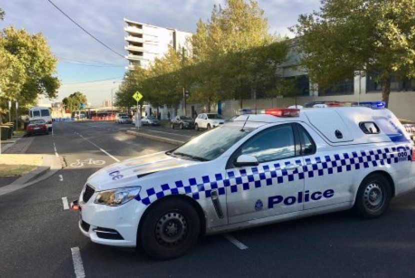Anggota kepolisian dikerahkan untuk menutup jalanan di sekitar stasiun North Melbourne.