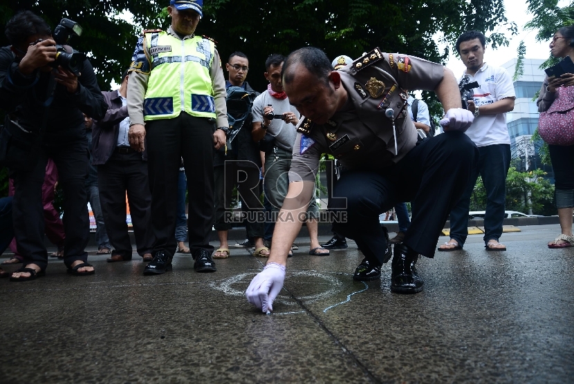 Anggota kepolisian laka lantas Polri bersama anggota kepolisian Polres Metro Jakarta Selatan melakukan olah TKP kasus tabrakan outlander yang menewaskan 4 orang di Arteri Pondok Indah, Jakarta Selatan, Kamis (22/1).(Republika/Raisan Al Farisi)