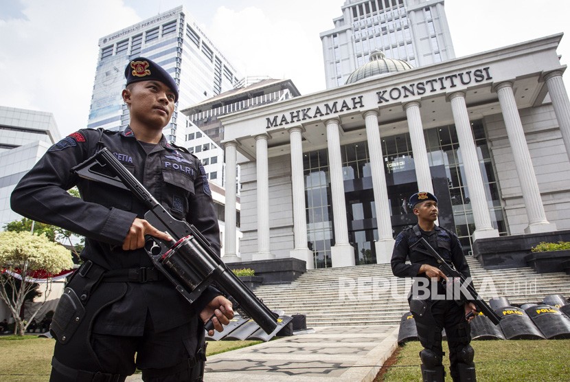 Anggota kepolisian melakukan penjagaan jelang sidang putusan Perselisihan Hasil Pemilihan Umum (PHPU) di Gedung Mahkamah Konstitusi (MK), Jakarta, Rabu (26/6/2019). 