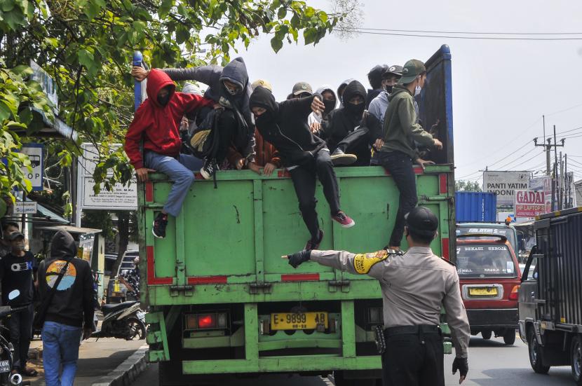 Anggota Kepolisian melakukan razia truk yang membawa pelajar yang akan ke Jakarta untuk mengikuti aksi unjuk rasa di Jalan Sultan Agung, Bekasi, Jawa Barat. Sejumlah tim Gabungan dari Polri ,TNI dan Satpol PP melakukan penyekatan di perbatasan Bekasi dan Jakarta untuk menghalau para perserta aksi yang akan menuju DPR.