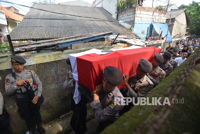  Anggota Kepolisian membawa peti jenazah Briptu Anumerta Imam Gilang Adinata, seorang polisi yang tewas karena ledakan bom bunuh diri di Kampung Melayu saat upacara pelepasan jenazah di Menteng Dalam, Tebet, Jakarta Selatan, Kamis (25/5).