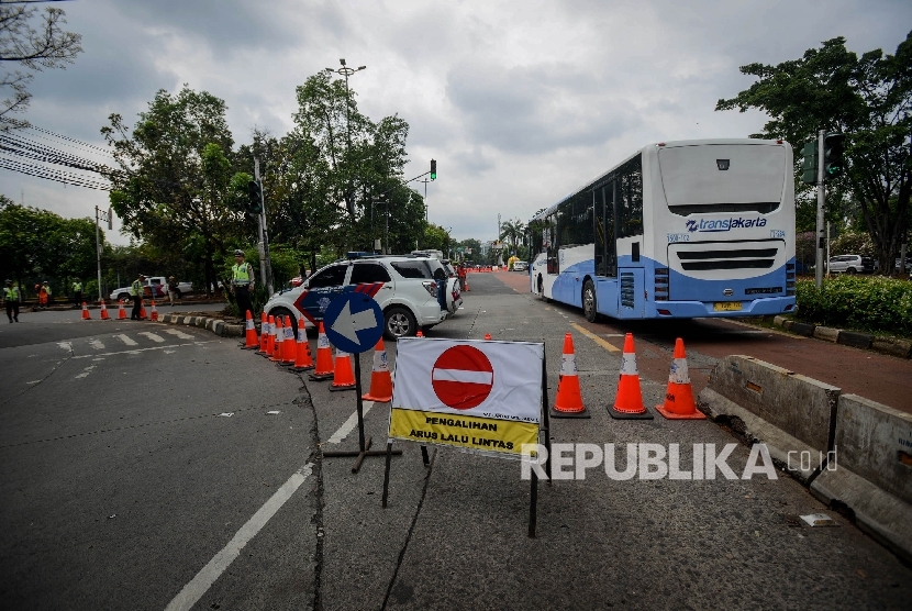  Anggota Kepolisian mengatur lalu lintas saat pengalihan arus di perempatan Ragunan, Jakarta Selatan, Selasa (10/1). 