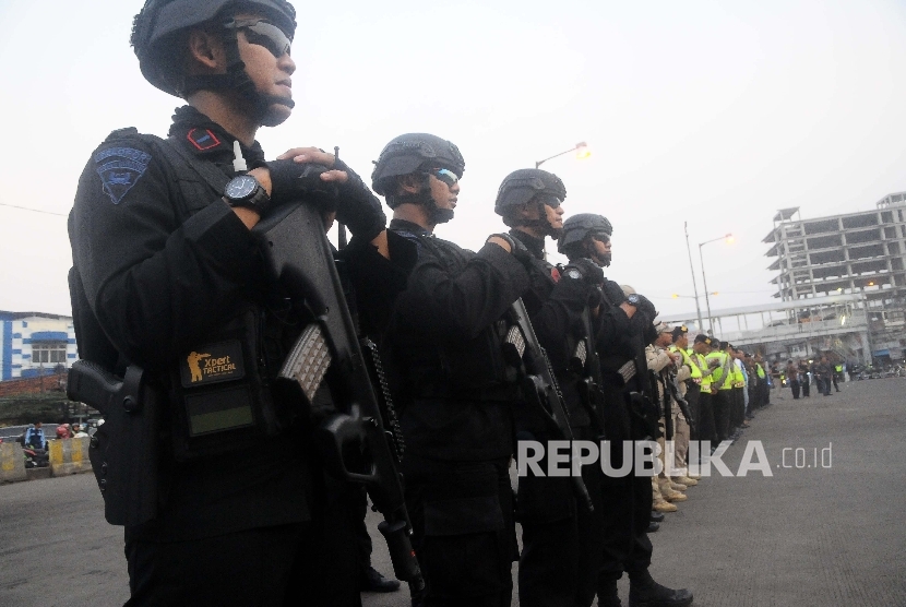 Anggota kepolisian menggelar apel kesiapan pengamanan bulan Ramadhan di Terminal Kampung Melayu, Jakarta, Jumat (26/5). 