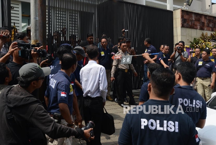  Anggota kepolisian menggelar Pra Rekonstruksi di Tempat Kejadian Perkara Pulo Mas, Jakarta Timur, Jumat (6/1).