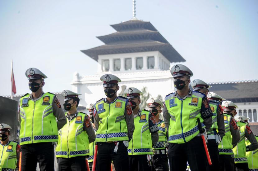 Anggota Kepolisian mengikuti Apel Gelar Pasukan Operasi Ketupat Lodaya di Gedung Sate, Bandung, Jawa Barat, Jumat (22/4/2022). Sebanyak 1.623 orang petugas gabungan diterjunkan saat pelaksanaan arus mudik dan arus balik lebaran 1443 Hijriah di Kabupaten Bandung. 