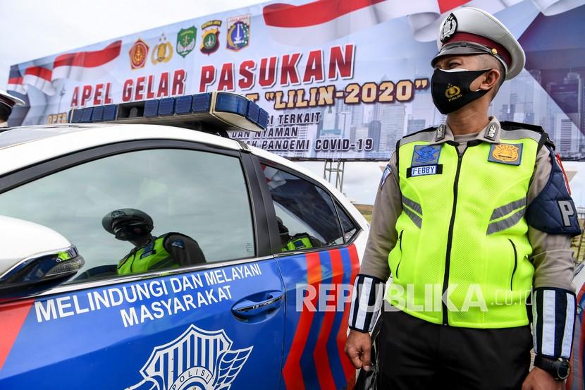 Anggota kepolisian mengikuti Apel Gelar Pasukan Operasi Lilin Jaya 2020 di kawasan Monumen Nasional (Monas), Jakarta, Senin (21/12/2020). Kegiatan tersebut dalam rangka kesiapan Operasi Lilin Jaya 2020 guna memberikan keamanan dan kenyamanan warga dalam perayaan Natal 2020 dan Tahun Baru 2021. 