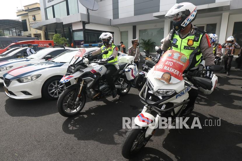 Anggota kepolisian mengikuti Apel Gelar Pasukan Operasi Lilin Semeru di Polrestabes Surabaya, Jawa Timur, Senin (21/12/2020). Polda Jawa Timur mengerahkan sebanyak 16.865 petugas gabungan untuk pengamanan perayaan Natal 2020 dan Tahun Baru 2021.