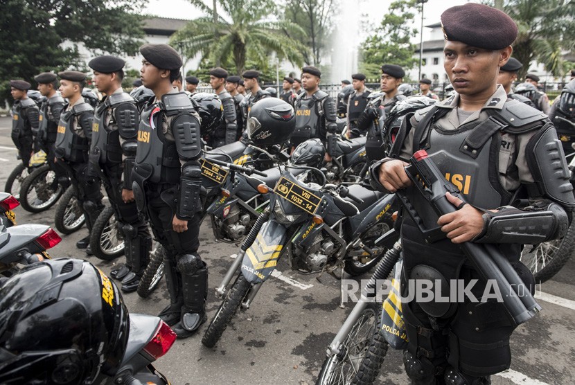 Anggota kepolisian mengikuti apel pasukan pengamanan Pilkada serentak di lapangan Gasibu, Bandung, Jawa Barat, Jumat (5/1). 