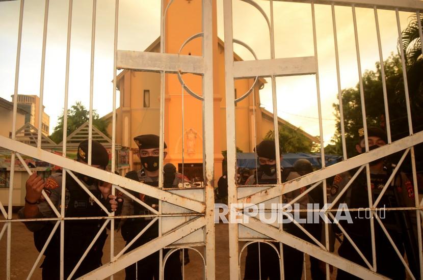 Anggota Kepolisian menjaga Gereja Katedral Makassar, Sulawesi Selatan, Senin (29/3/2021). Penjagaan gereja masih di perketat pasacaledakan bom bunuh diri.