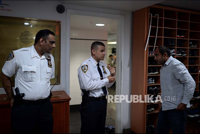 Anggota kepolisian NYPD muslim bersiap-siap untuk melaksanakan Shalat Maghrib di Islamic Cultural Center, Manhattan, New York (Ilustrasi)