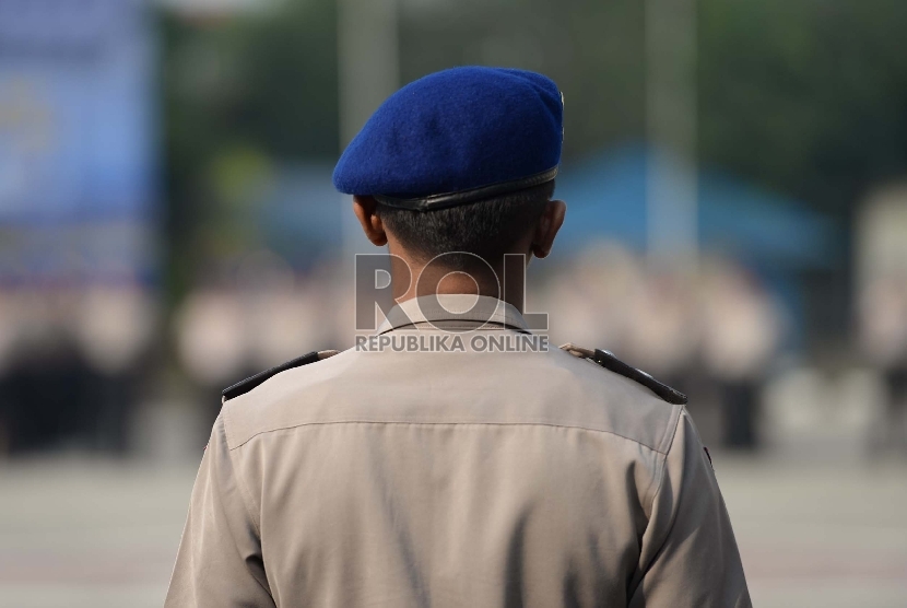 Anggota Kepolisian Perairan (Polair) Bripda Pardi Surasa saat upacara pemecatan tidak dengan hormat di Markas Polair, Jakarta, Selasa (23/6). Republika/Wihdan Hidayat