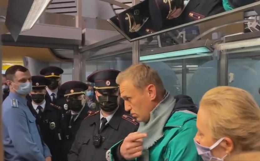 Anggota Kepolisian Rusia menangkap kritikus terkemuka Kremlin, Alexei Navalny, setibanya di Moskow pada Ahad (17/1).