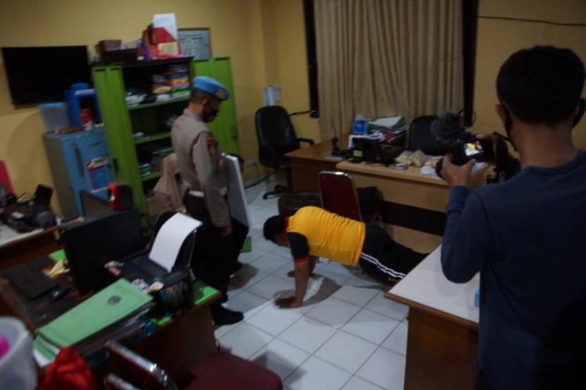 Anggota kepolisian yang terjaring razia masker di Jakarta Timur dihukum push up, Selasa (18/8).