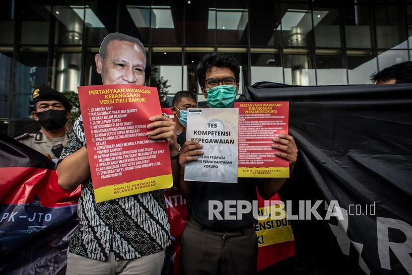 Anggota Koalisi Masyarakat Sipil Antikorupsi melakukan aksi unjuk rasa di depan Gedung Merah Putih KPK, Jakarta, belum lama ini.