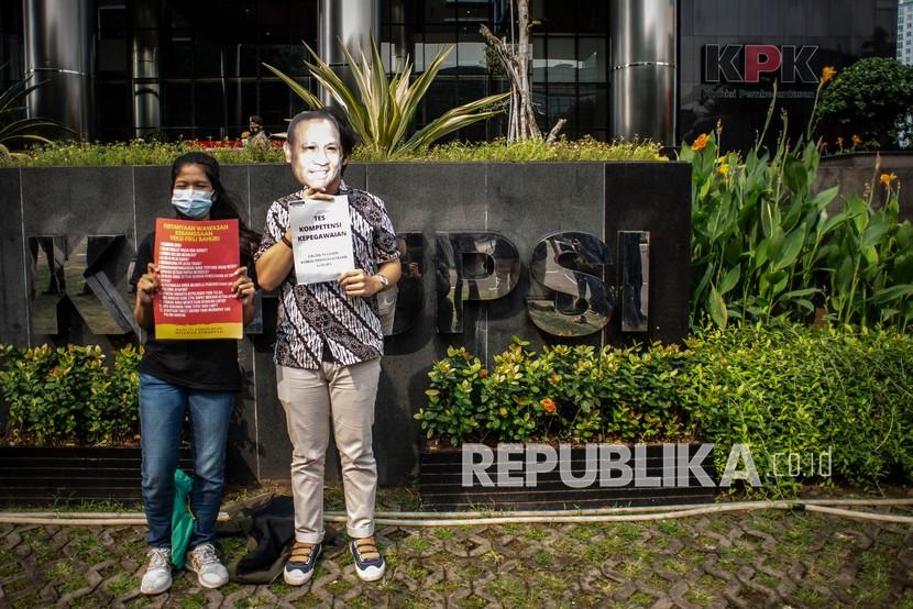 Anggota Koalisi Masyarakat Sipil Antikorupsi melakukan aksi unjuk rasa di depan Gedung Merah Putih KPK, Jakarta, Jumat (7/5/2021). Mereka meminta Ketua KPK Firli Bahuri untuk mengikuti wawasan kebangsaan versi antikorupsi.
