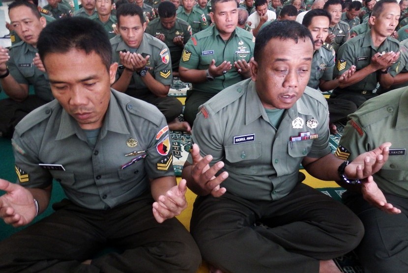 Anggota Komando Distrik Militer (Kodim)/0814 Jombang memanjatkan doa setelah shalat ghaib untuk korban Pesawat Hercules C-130 di Jombang, Jawa Timur. Rabu (1/7).