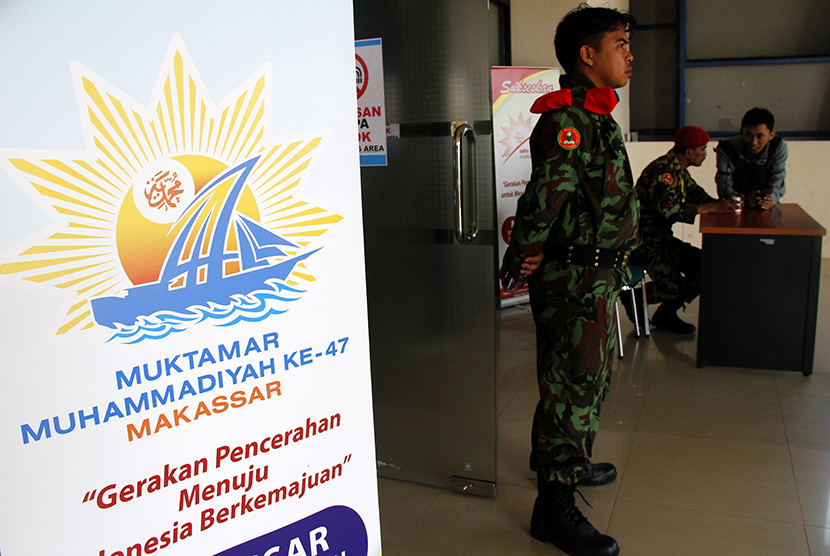 Anggota Komando Kesiapsiagaan Angkatan Muda Muhammadiyah (Kokam) melakukan pengamanan di depan ruang panitia Mukatamar Muhammadiyah di kampus Unismuh Makassar, Sulawesi Selatan, Rabu (29/7). 